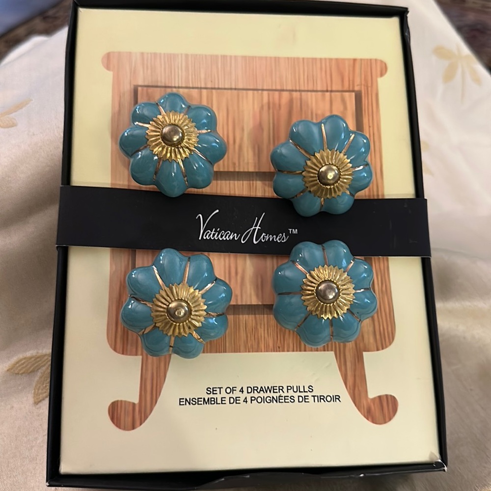 Vatican Homes Set of 4 Blue Ceramic Cabinet / Drawer Pulls / Knobs. Brand New.